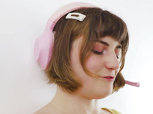 All-natural Australian gamer girl with a hairy cunt Luci Q masturbating