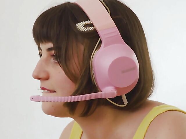 All-natural Australian gamer girl with a hairy cunt Luci Q masturbating