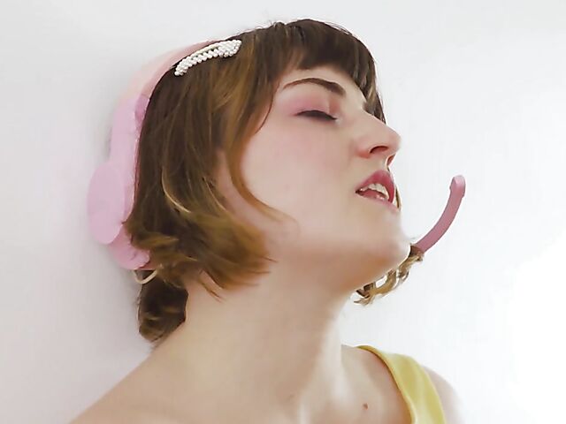 All-natural Australian gamer girl with a hairy cunt Luci Q masturbating