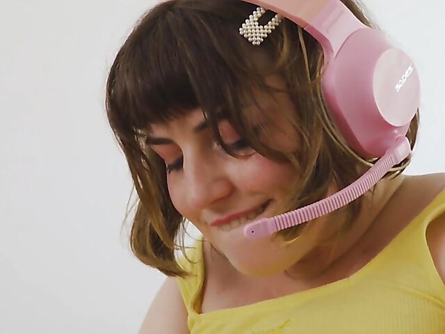 All-natural Australian gamer girl with a hairy cunt Luci Q masturbating