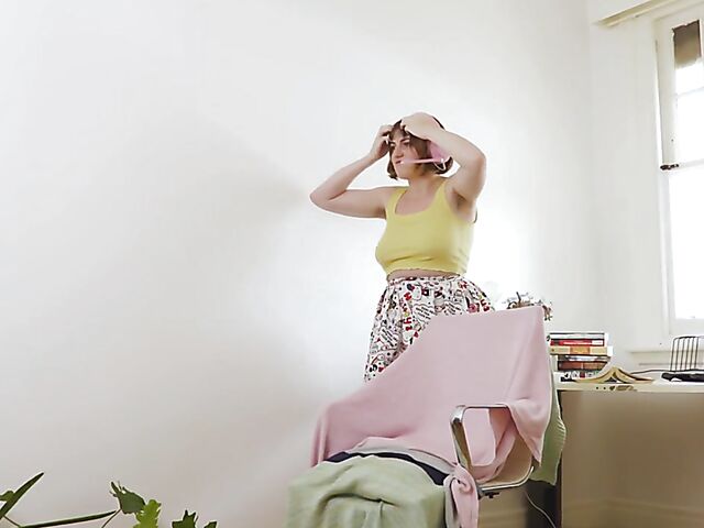 All-natural Australian gamer girl with a hairy cunt Luci Q masturbating