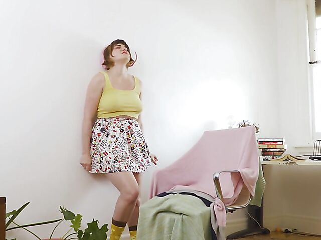 All-natural Australian gamer girl with a hairy cunt Luci Q masturbating