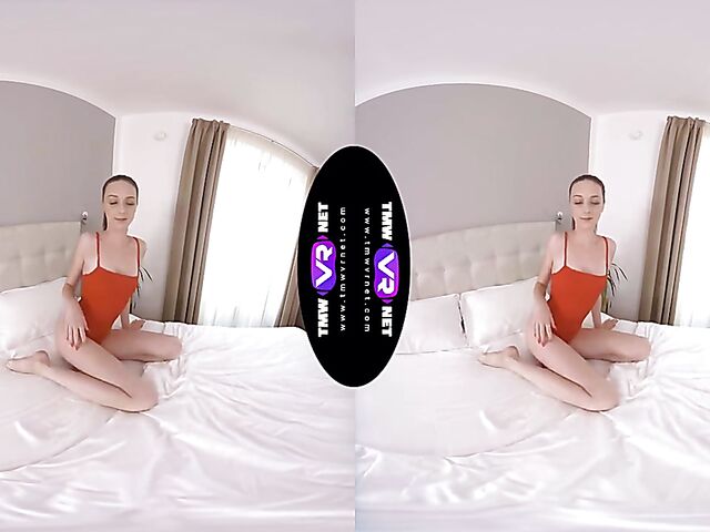 VR solo girl fingering with naughty Isabella De Laa
