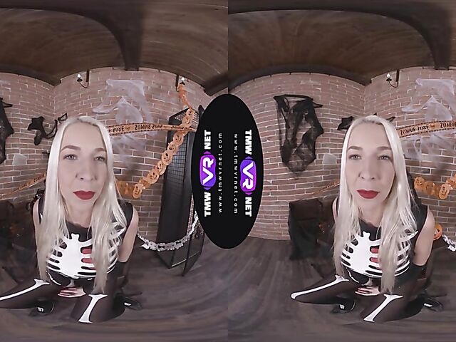 Karol Lilien - Blonde solo VR porn in her skeleton costume