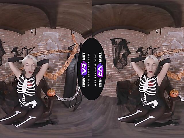 Karol Lilien - Blonde solo VR porn in her skeleton costume