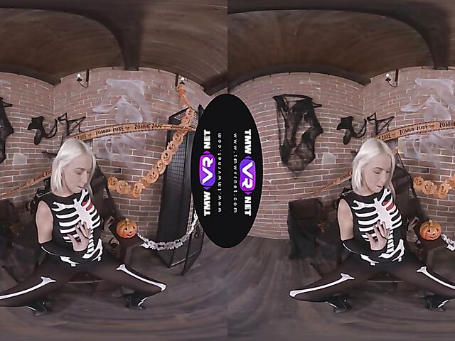 Karol Lilien - Blonde solo VR porn in her skeleton costume
