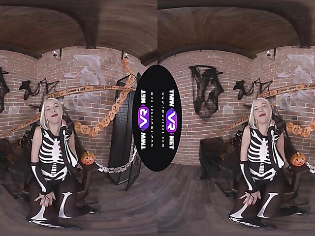 Karol Lilien - Blonde solo VR porn in her skeleton costume