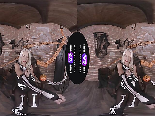 Karol Lilien - Blonde solo VR porn in her skeleton costume