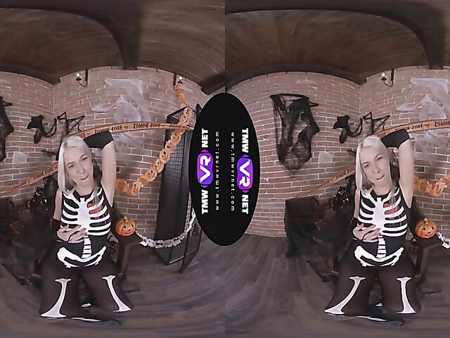 Karol Lilien - Blonde solo VR porn in her skeleton costume