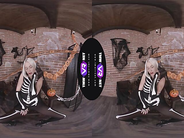 Karol Lilien - Blonde solo VR porn in her skeleton costume