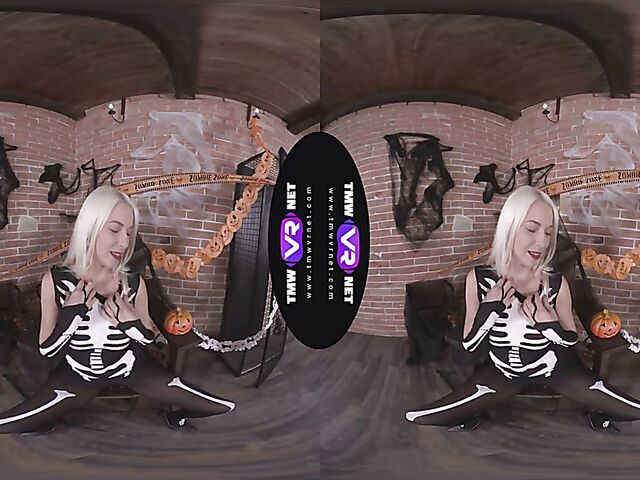 Karol Lilien - Blonde solo VR porn in her skeleton costume