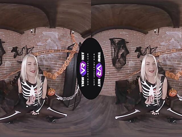 Karol Lilien - Blonde solo VR porn in her skeleton costume