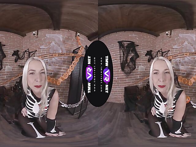 Karol Lilien - Blonde solo VR porn in her skeleton costume
