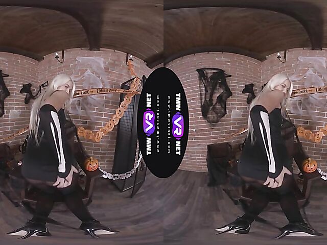 Karol Lilien - Blonde solo VR porn in her skeleton costume