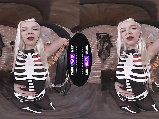 Karol Lilien - Blonde solo VR porn in her skeleton costume