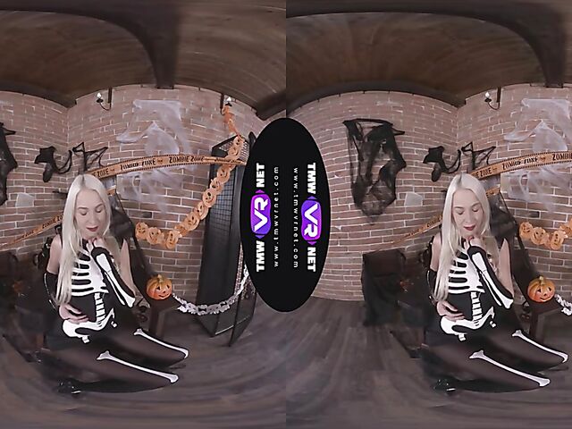 Karol Lilien - Blonde solo VR porn in her skeleton costume