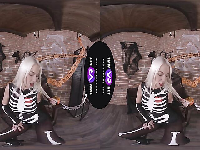 Karol Lilien - Blonde solo VR porn in her skeleton costume