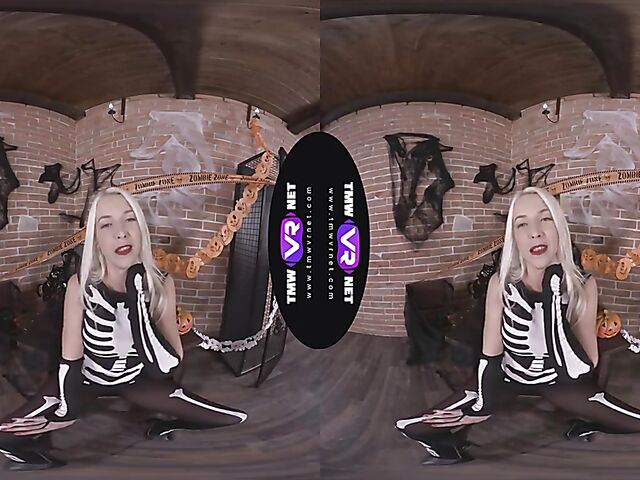 Karol Lilien - Blonde solo VR porn in her skeleton costume