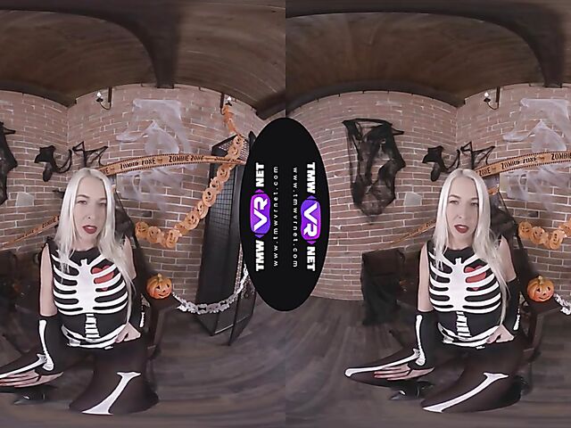 Karol Lilien - Blonde solo VR porn in her skeleton costume