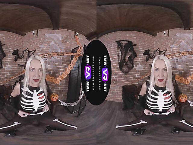 Karol Lilien - Blonde solo VR porn in her skeleton costume
