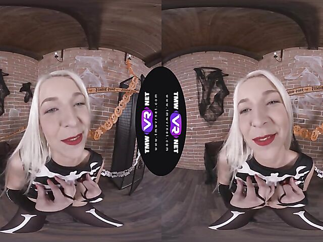 Karol Lilien - Blonde solo VR porn in her skeleton costume