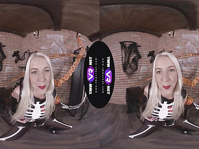 Karol Lilien - Blonde solo VR porn in her skeleton costume