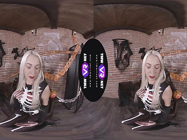 Karol Lilien - Blonde solo VR porn in her skeleton costume