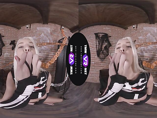 Karol Lilien - Blonde solo VR porn in her skeleton costume