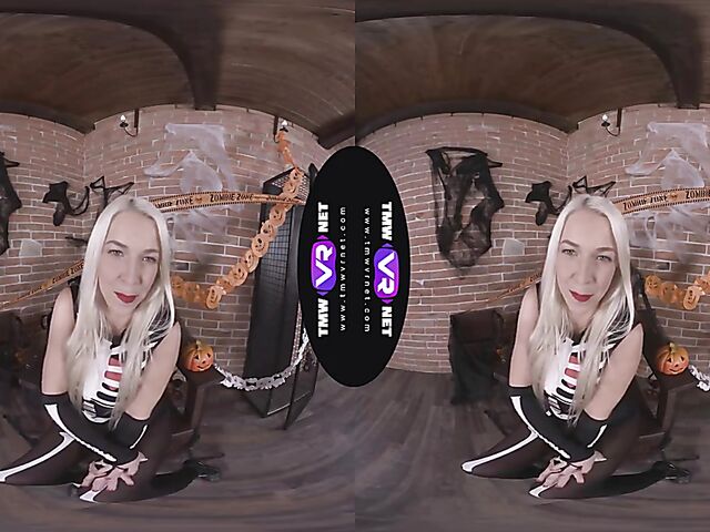 Karol Lilien - Blonde solo VR porn in her skeleton costume