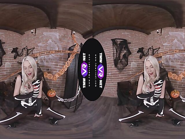 Karol Lilien - Blonde solo VR porn in her skeleton costume