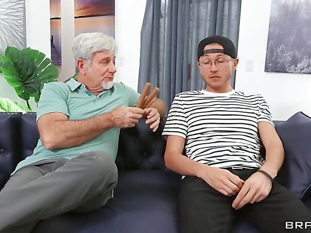 Prankster Paige Owens' squirting pussy is fun