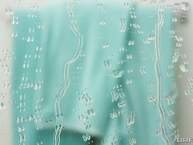 Prankster Paige Owens' squirting pussy is fun