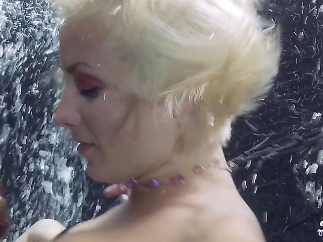 Underwater lesbian loving with Lexi Swallows and Taylor Dare