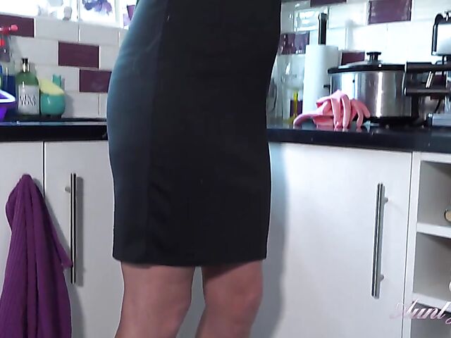 Jade, 42 - Dirty talking blonde housewife solo in the kitchen