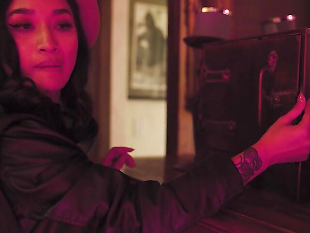 Interracial lesbians Amari Anne and Avery Black eat each other's pussies and trib in bed