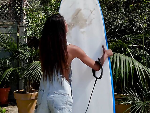 Exotic bikini babe Hanna Le gets nude in the garden