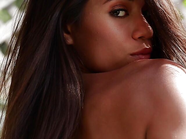 Exotic bikini babe Hanna Le gets nude in the garden