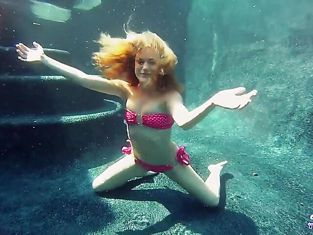 Taylor Dare takes off her pink bikini and poses nude underwater