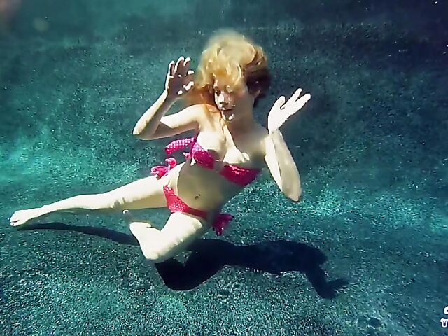 Taylor Dare takes off her pink bikini and poses nude underwater