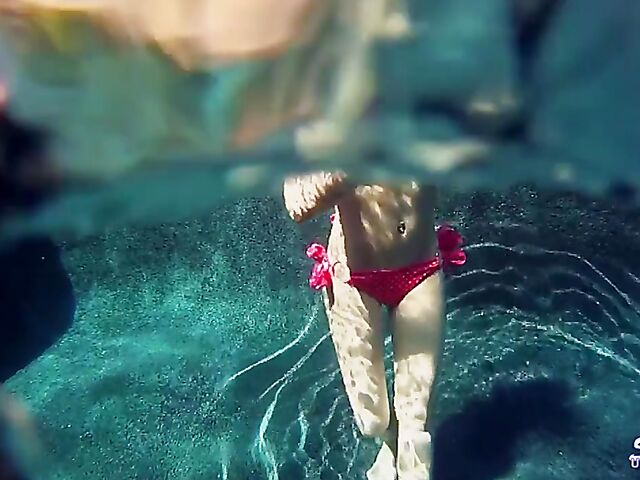 Taylor Dare takes off her pink bikini and poses nude underwater