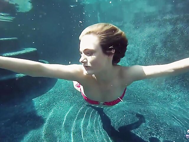 Taylor Dare takes off her pink bikini and poses nude underwater