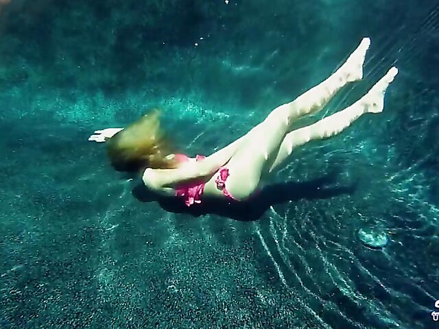 Taylor Dare takes off her pink bikini and poses nude underwater