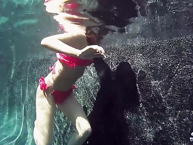 Taylor Dare takes off her pink bikini and poses nude underwater