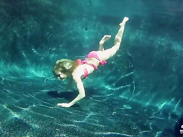 Taylor Dare takes off her pink bikini and poses nude underwater