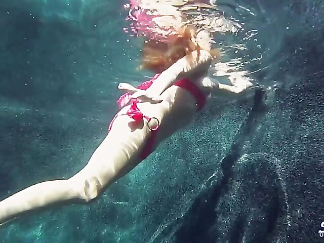 Taylor Dare takes off her pink bikini and poses nude underwater