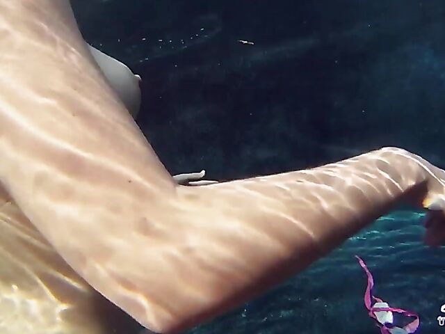 Taylor Dare takes off her pink bikini and poses nude underwater