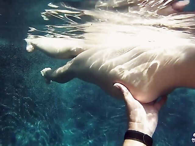 Taylor Dare takes off her pink bikini and poses nude underwater