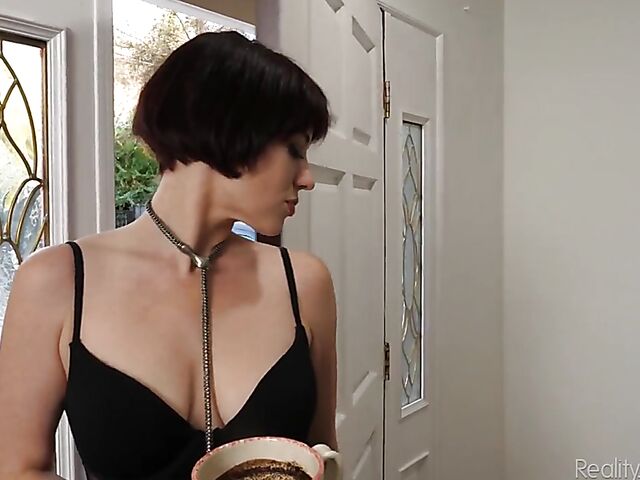 Horny short hair MILF Jessica Ryan pays a visit to her hot neighbor
