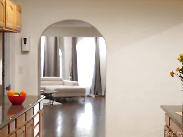 Horny short hair MILF Jessica Ryan pays a visit to her hot neighbor