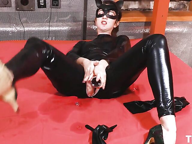 Kinky girl in latex masturbation and bottle insertion featuring Adelyn